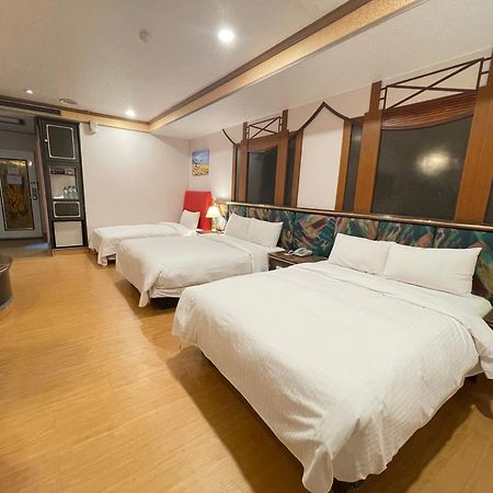 Wenpin Hotel - Pier 2 Kaohsiung Bagian luar foto