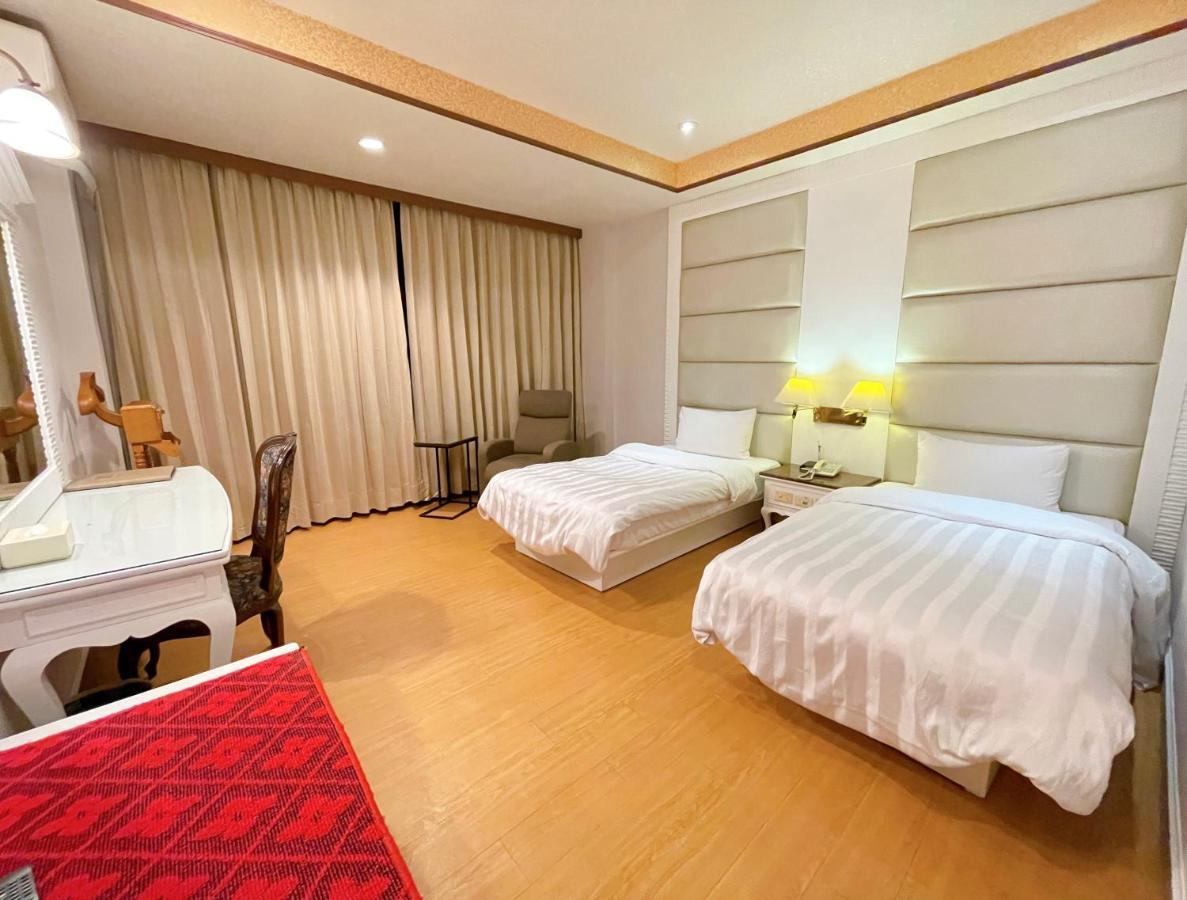 Wenpin Hotel - Pier 2 Kaohsiung Bagian luar foto