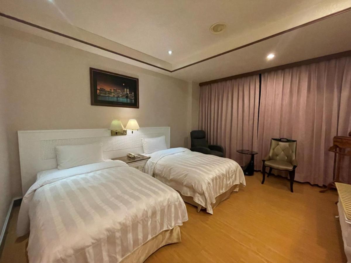 Wenpin Hotel - Pier 2 Kaohsiung Bagian luar foto