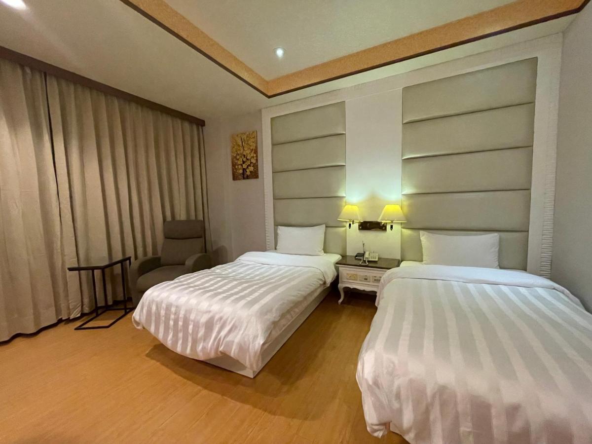 Wenpin Hotel - Pier 2 Kaohsiung Bagian luar foto