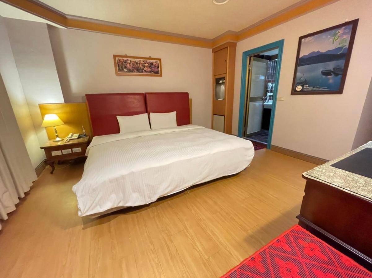 Wenpin Hotel - Pier 2 Kaohsiung Bagian luar foto