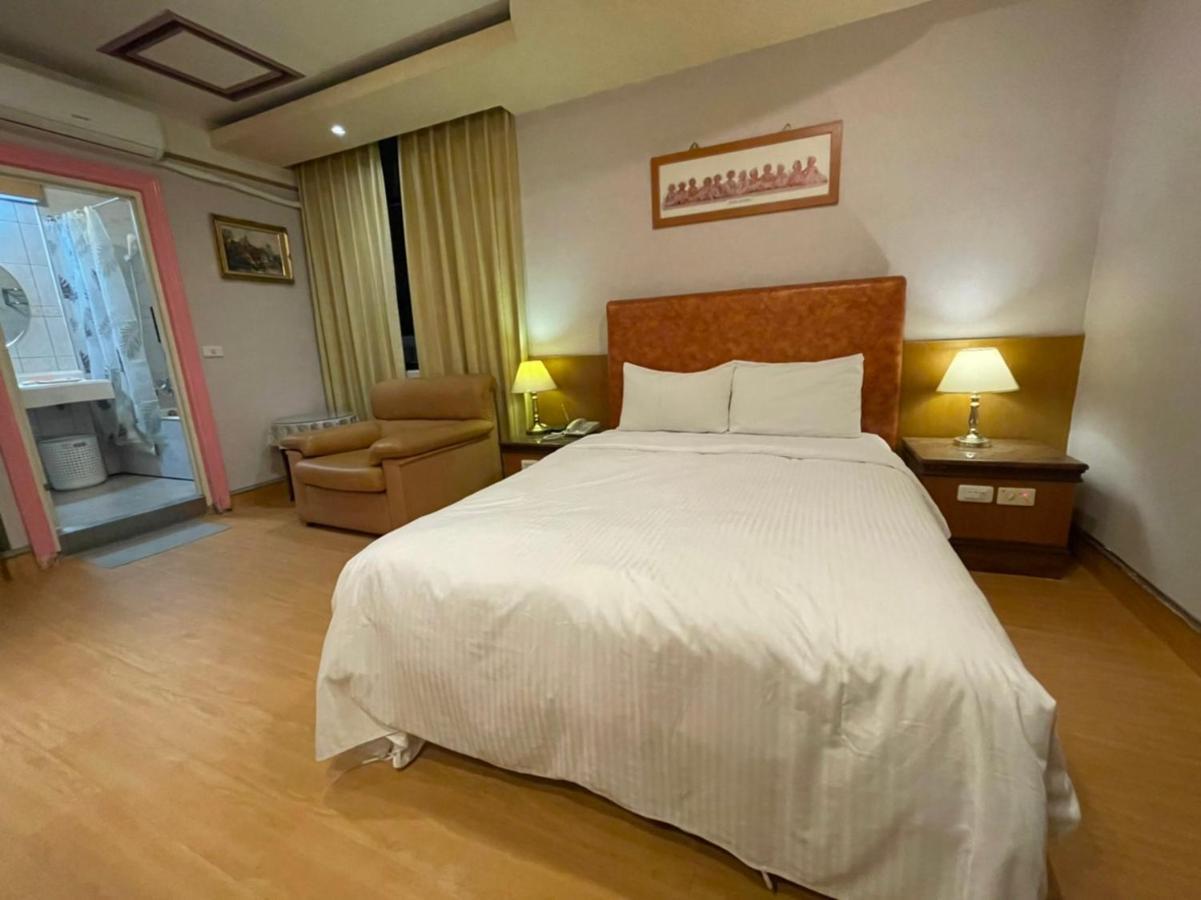 Wenpin Hotel - Pier 2 Kaohsiung Bagian luar foto