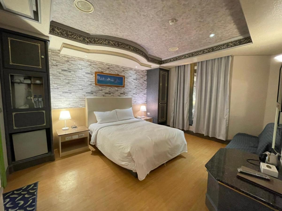 Wenpin Hotel - Pier 2 Kaohsiung Bagian luar foto