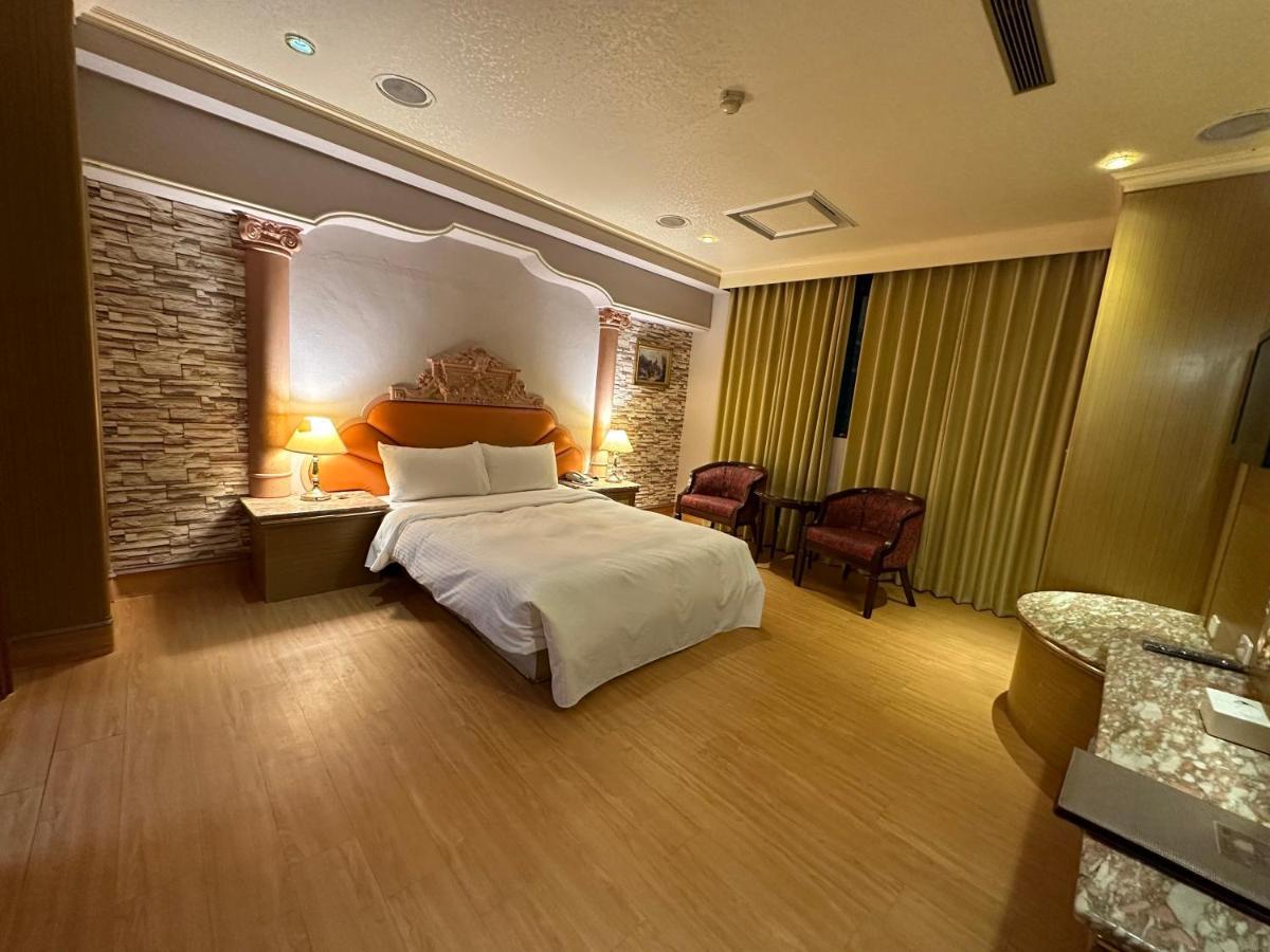 Wenpin Hotel - Pier 2 Kaohsiung Bagian luar foto