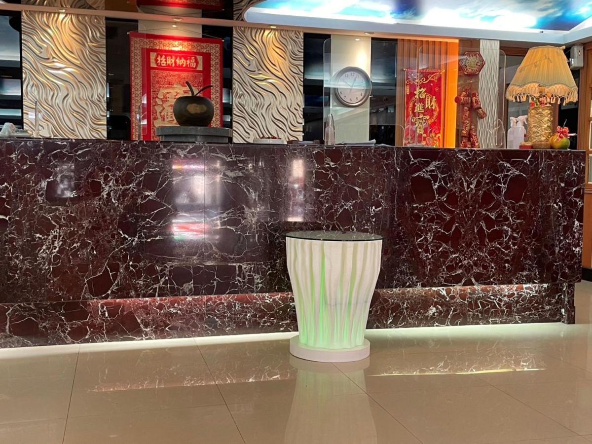 Wenpin Hotel - Pier 2 Kaohsiung Bagian luar foto
