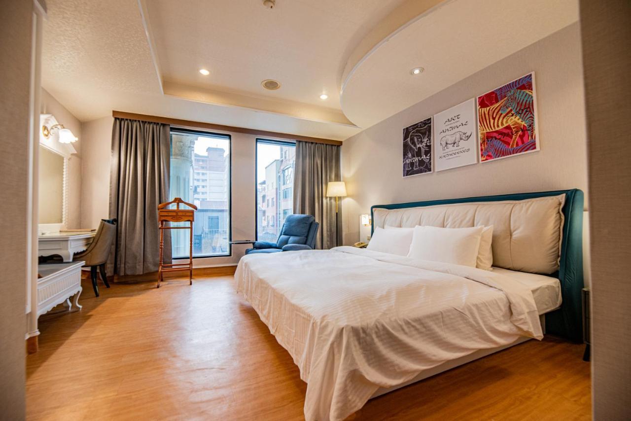 Wenpin Hotel - Pier 2 Kaohsiung Bagian luar foto