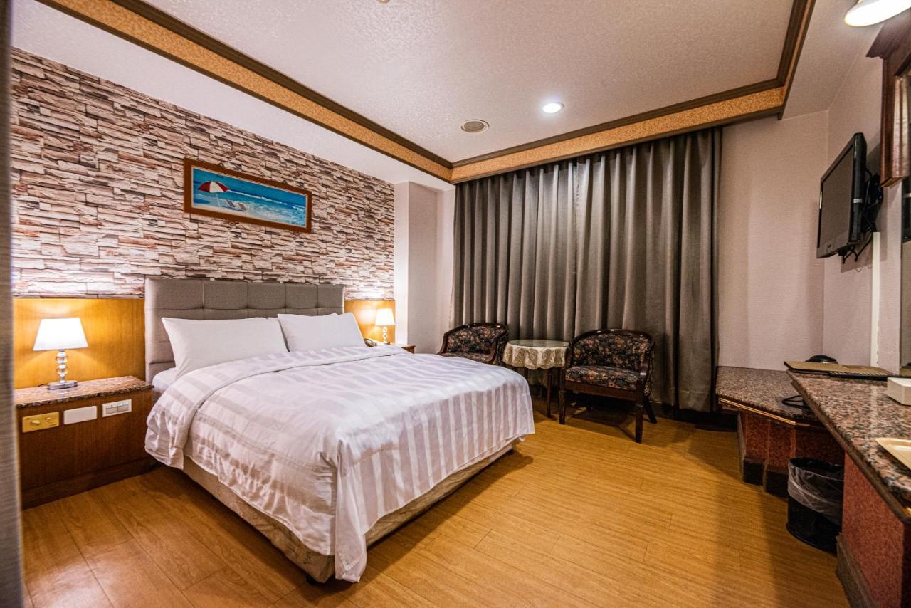 Wenpin Hotel - Pier 2 Kaohsiung Bagian luar foto