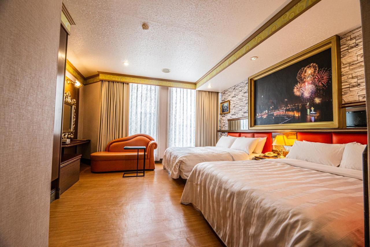 Wenpin Hotel - Pier 2 Kaohsiung Bagian luar foto