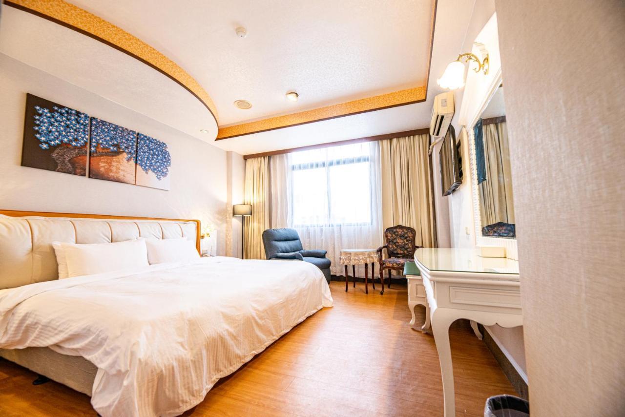 Wenpin Hotel - Pier 2 Kaohsiung Bagian luar foto
