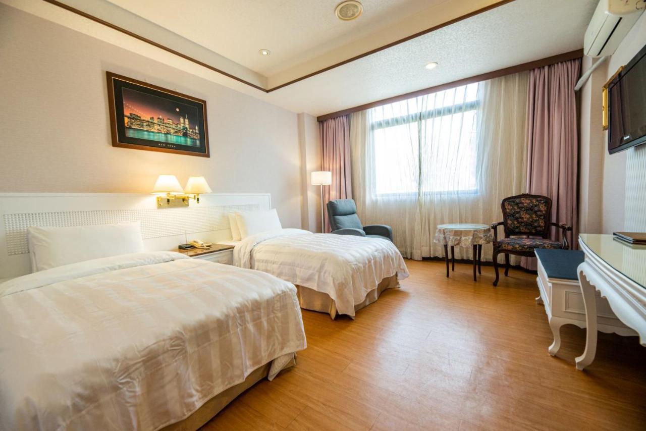 Wenpin Hotel - Pier 2 Kaohsiung Bagian luar foto