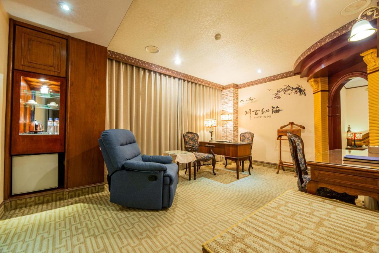 Wenpin Hotel - Pier 2 Kaohsiung Bagian luar foto