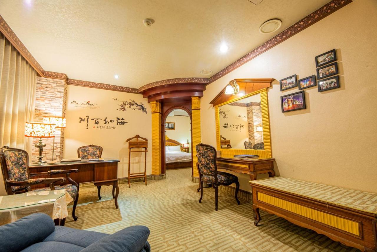 Wenpin Hotel - Pier 2 Kaohsiung Bagian luar foto