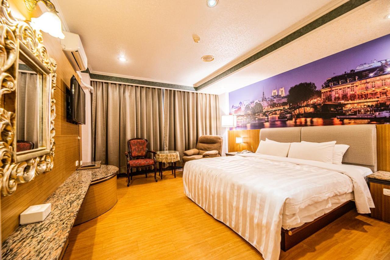 Wenpin Hotel - Pier 2 Kaohsiung Bagian luar foto