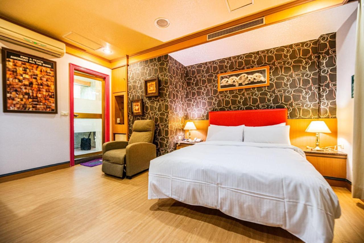 Wenpin Hotel - Pier 2 Kaohsiung Bagian luar foto