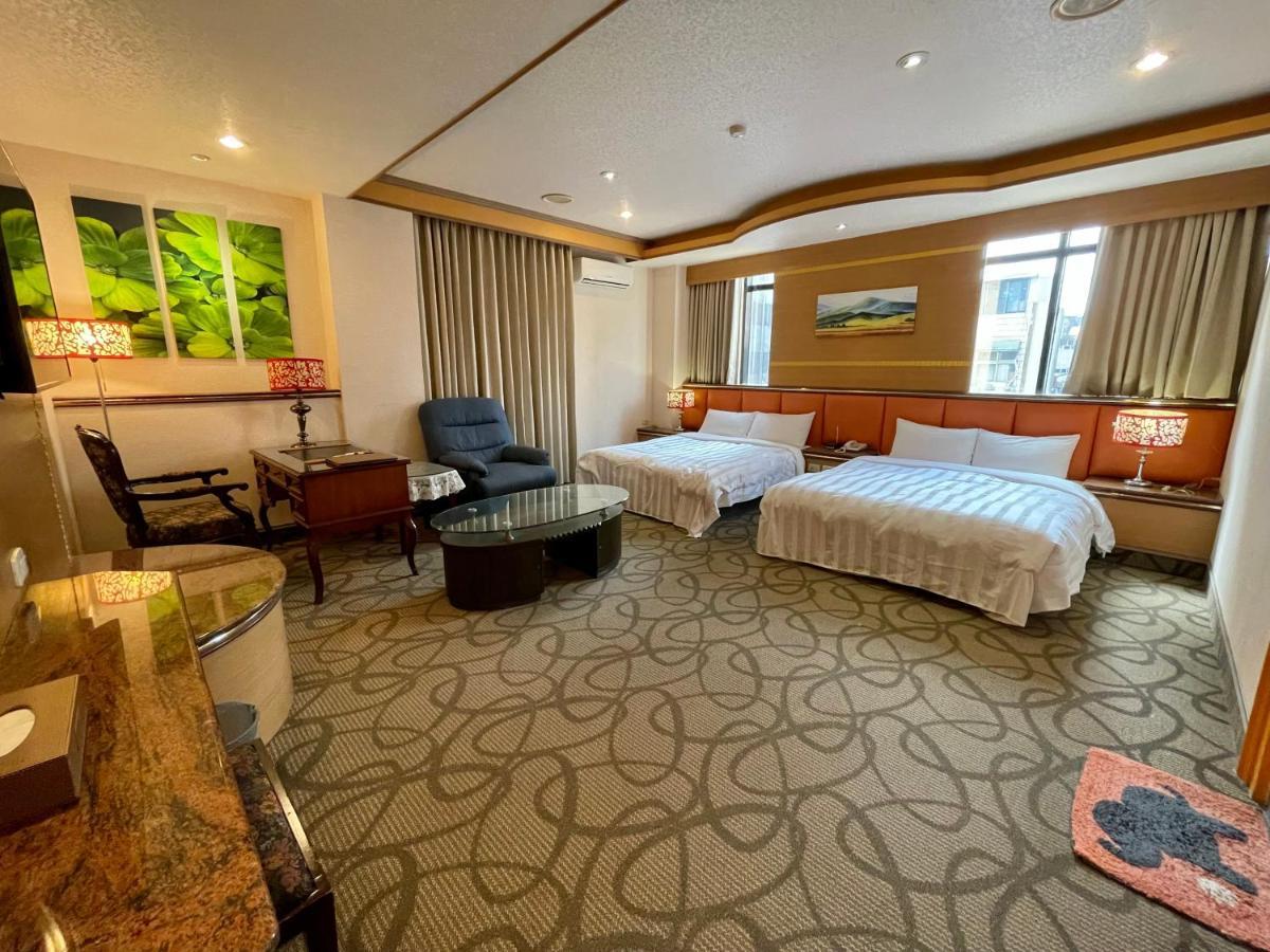 Wenpin Hotel - Pier 2 Kaohsiung Bagian luar foto