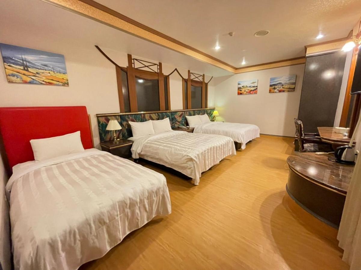 Wenpin Hotel - Pier 2 Kaohsiung Bagian luar foto