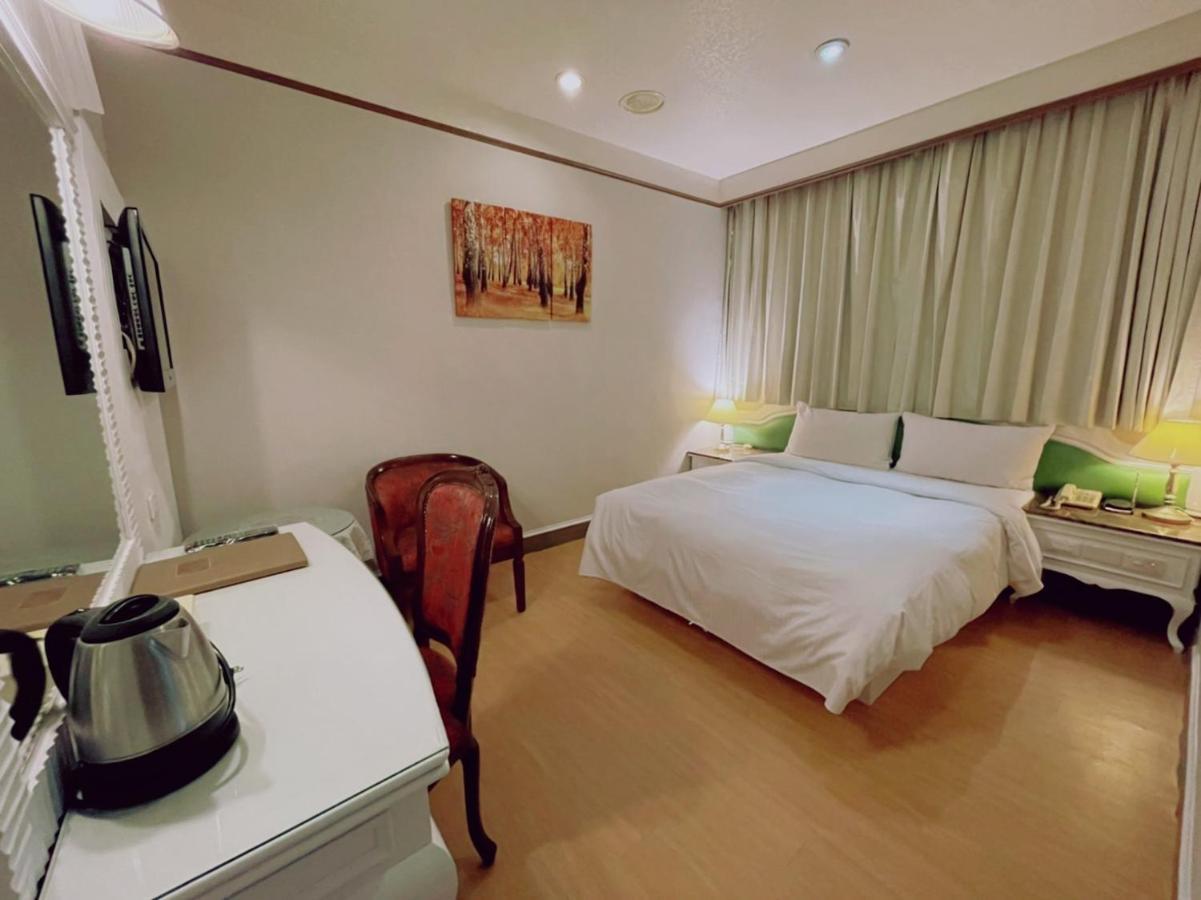 Wenpin Hotel - Pier 2 Kaohsiung Bagian luar foto