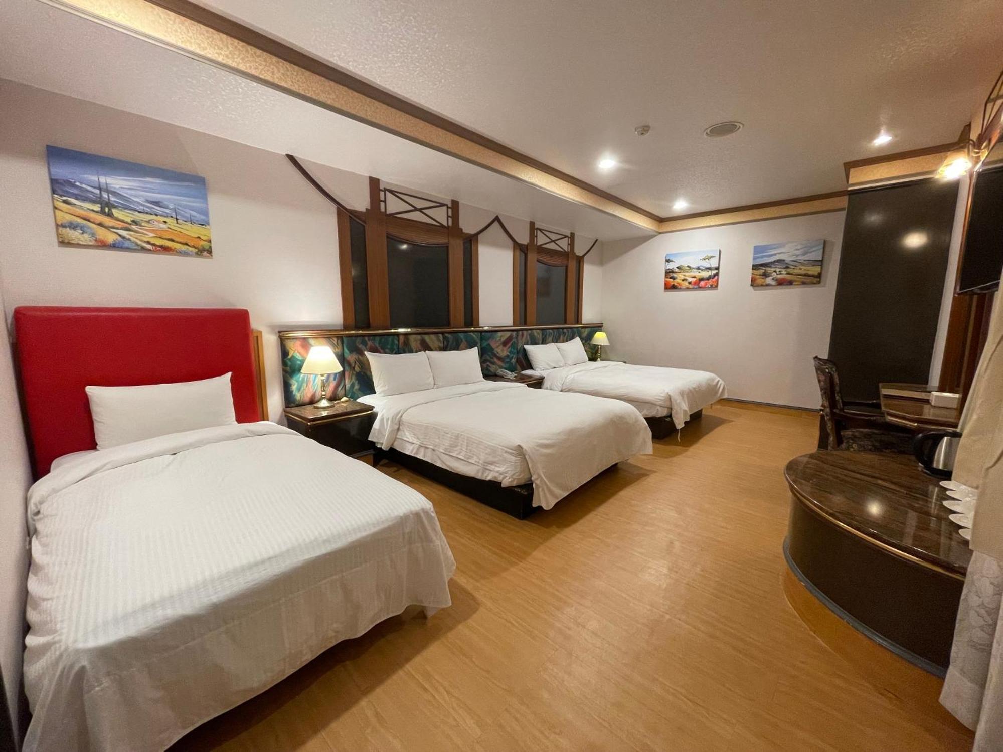 Wenpin Hotel - Pier 2 Kaohsiung Bagian luar foto